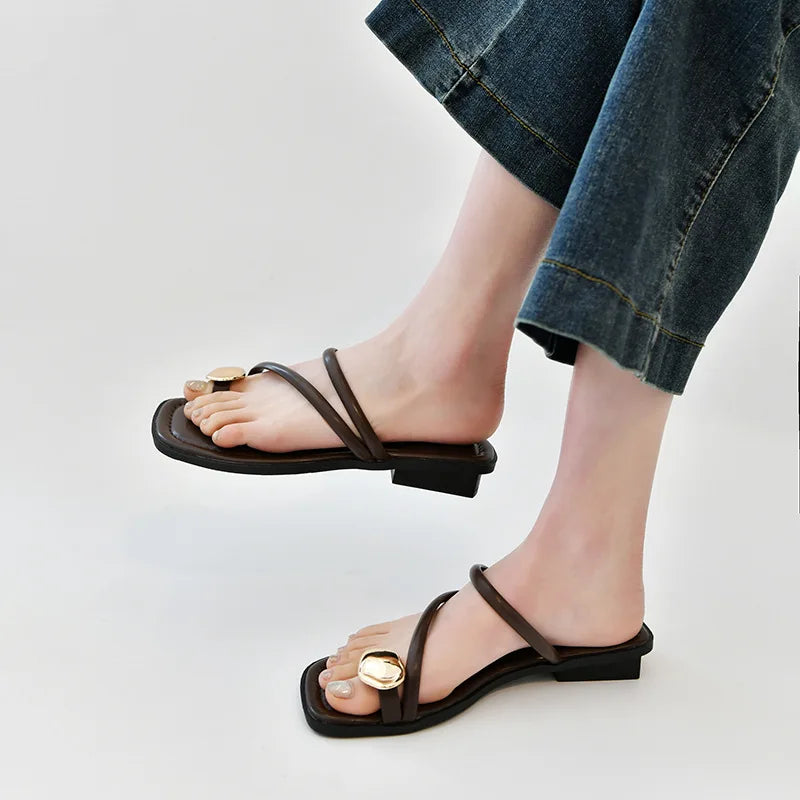 2024 women's new toe clamped slippers for women's summer outdoor wear metal buckle flat bottomed beach sandals