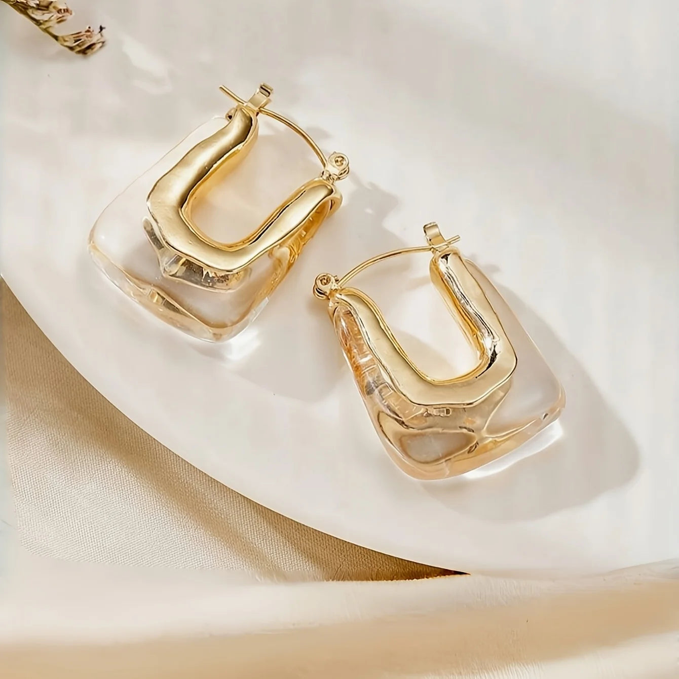 Elegant Vintage U-Shaped Hoop Earrings for Women Golden-Tone Finish & Resin Inlay Stylish Earring Party Jewelry Gifts