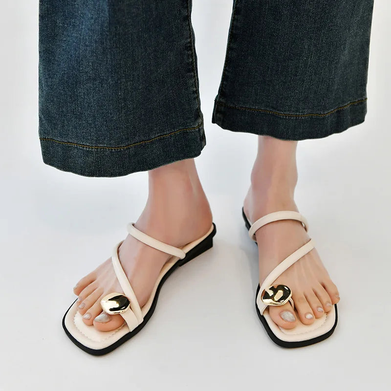 2024 women's new toe clamped slippers for women's summer outdoor wear metal buckle flat bottomed beach sandals