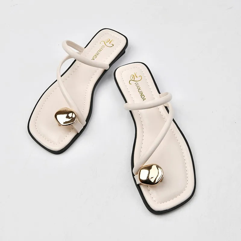 2024 women's new toe clamped slippers for women's summer outdoor wear metal buckle flat bottomed beach sandals